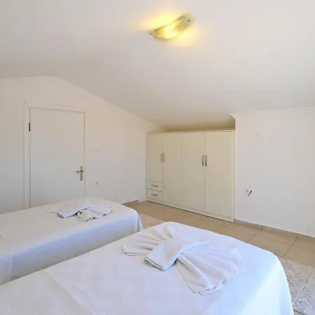 Amber 4 Plus 3 With Pool,sauna And Billiards In *