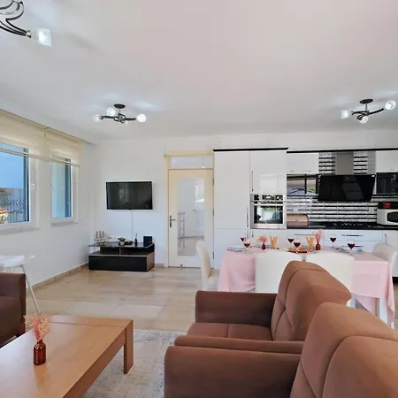 Villa Amber 4 Plus 3 With Pool,sauna And Billiards In *